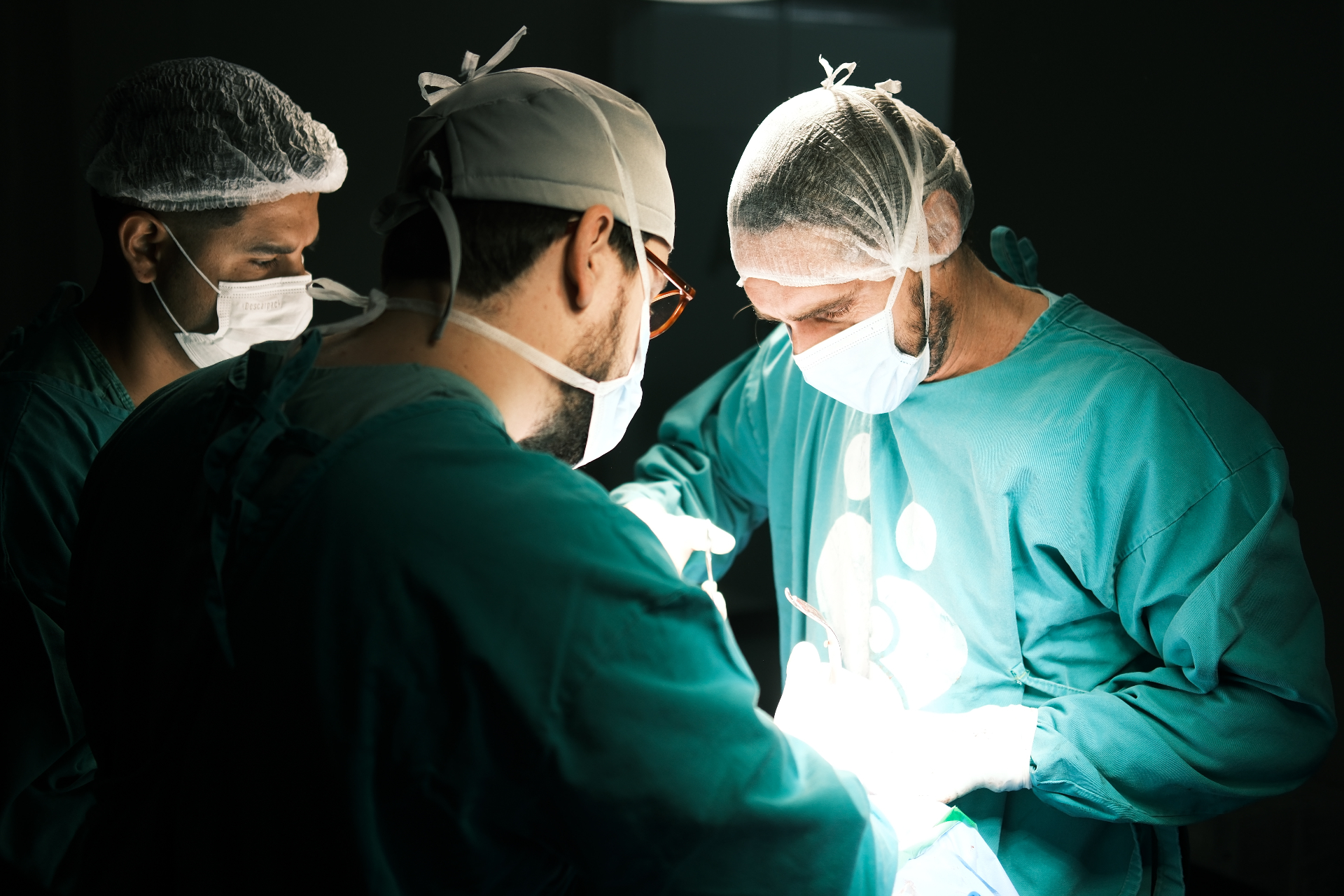 Dr. Gustavo De Angelis em cirurgia ortopédica